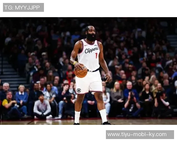 哈登缺席快船对阵太阳的比赛前夕现身母校观看篮球赛事引发热议